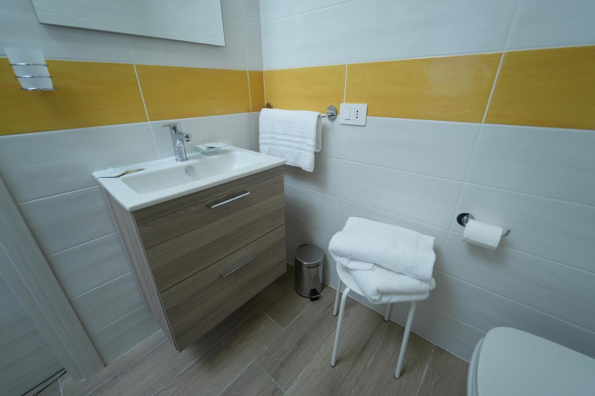 Panorama Vesuvius Affittacamere Guesthouse With Lift Near To Subway In Napoli Center Bagian luar foto